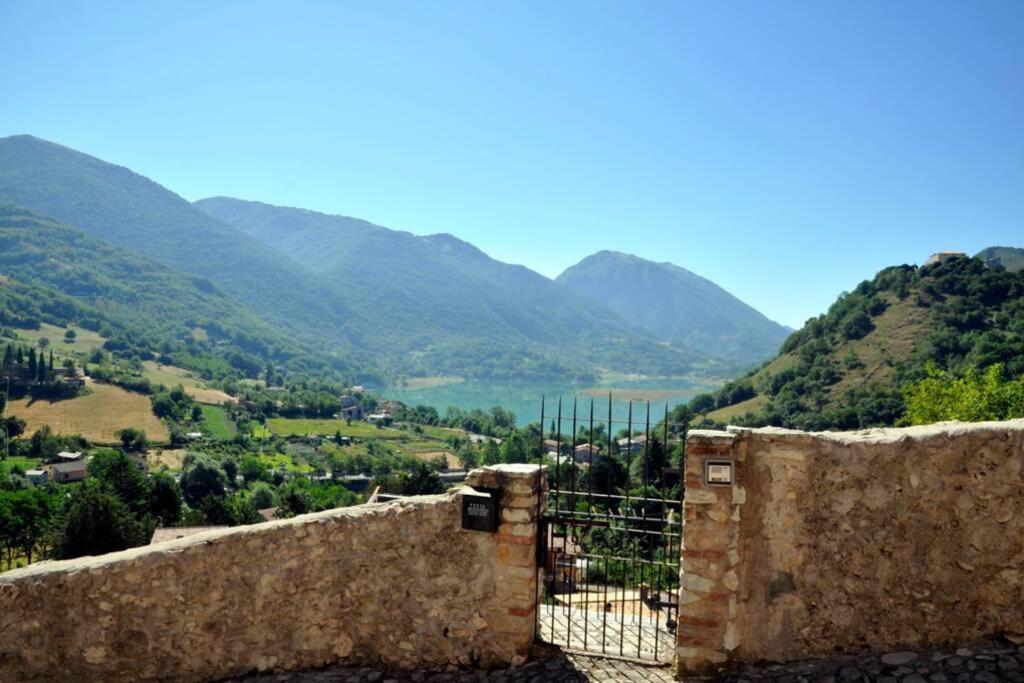 Stanza Con Terrazzo Vista Lago - Lakeholiday Castel di Tora Exteriör bild