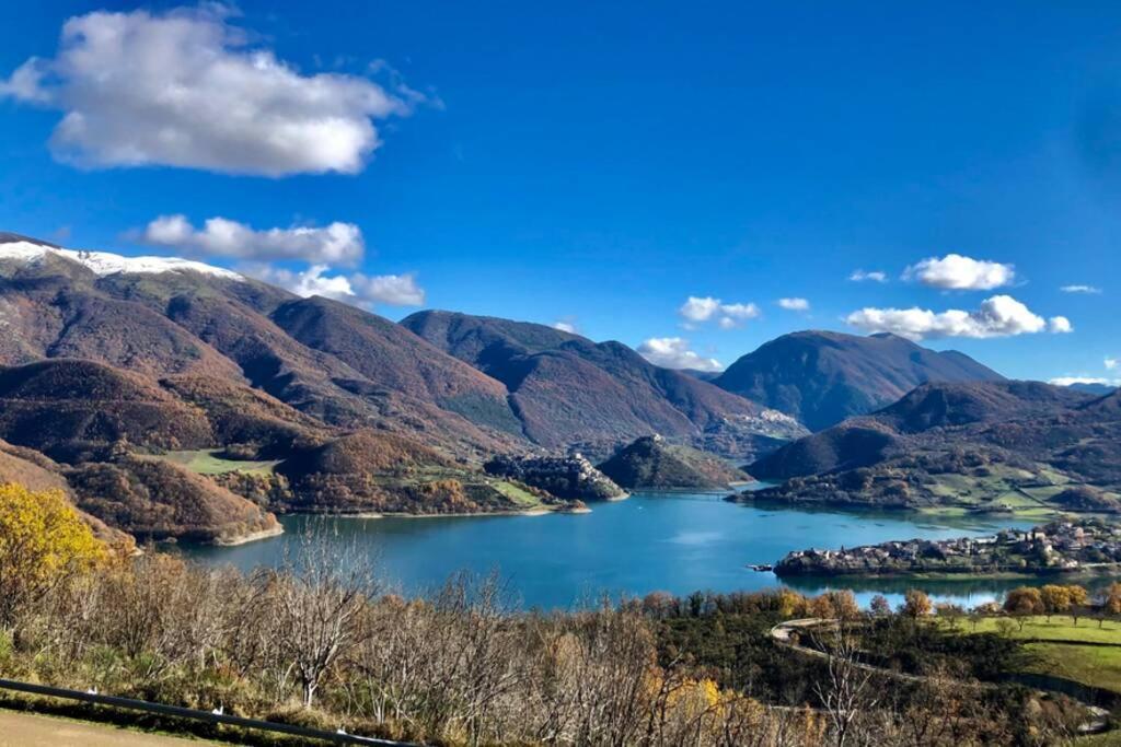 Stanza Con Terrazzo Vista Lago - Lakeholiday Castel di Tora Exteriör bild