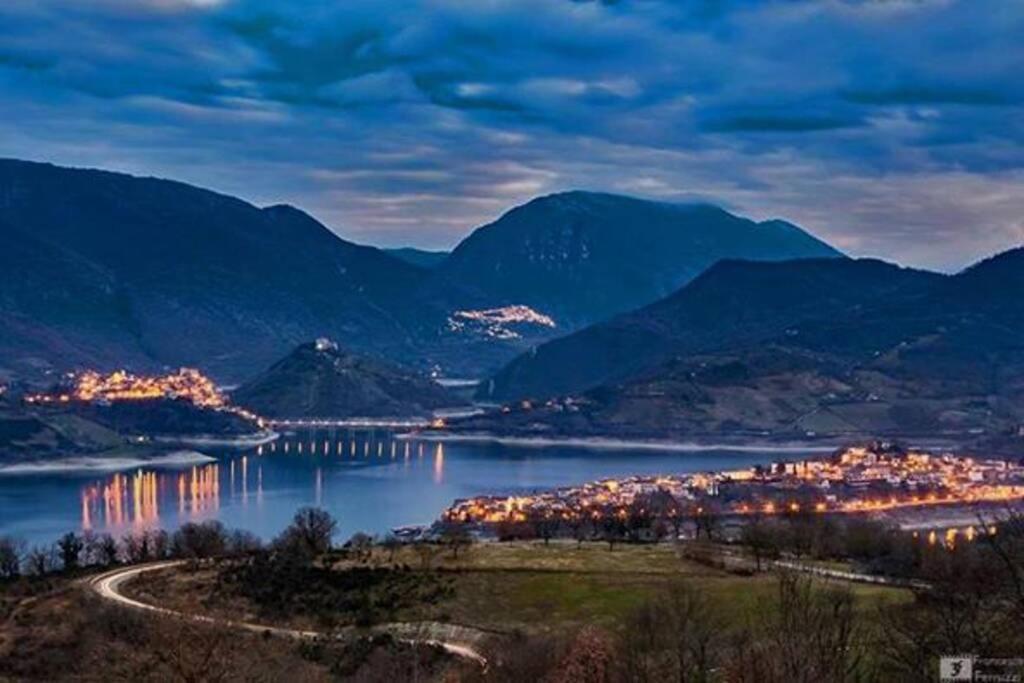 Stanza Con Terrazzo Vista Lago - Lakeholiday Castel di Tora Exteriör bild
